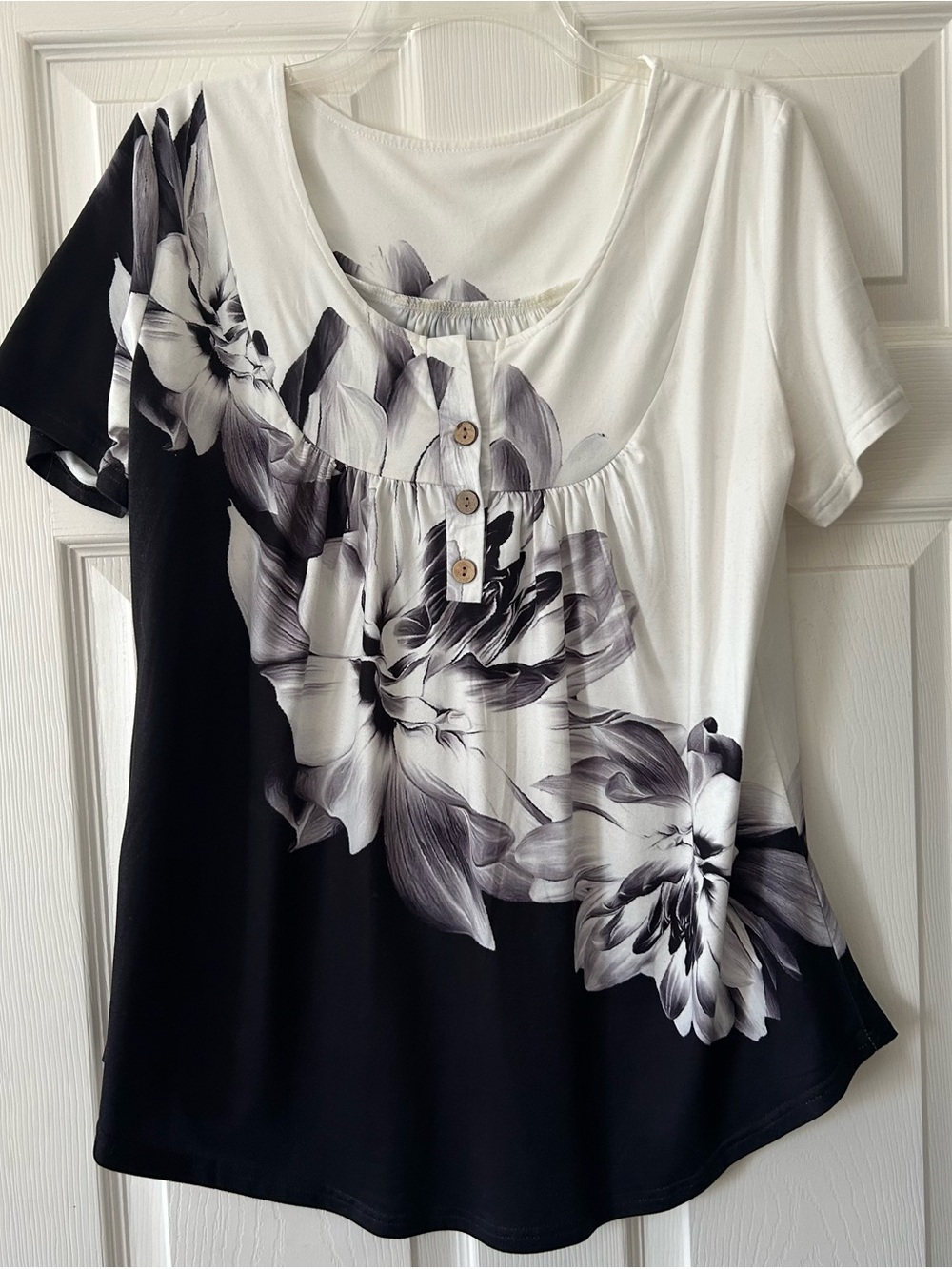 Women’s Black & White Floral Short Sleeve Top